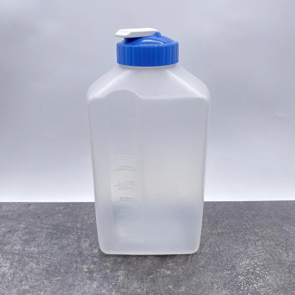 Rubbermaid Servin Saver 2 Quart 2468 Storage Bottle with Blue Flip Top Lid 316c